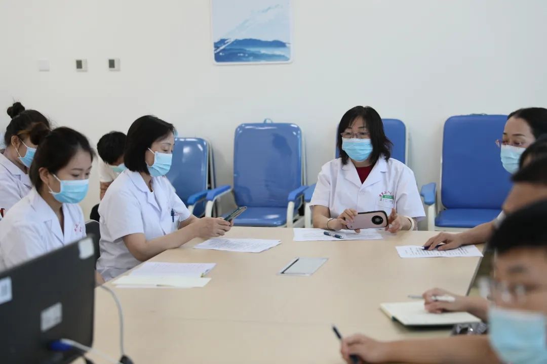 全省首家！中國醫(yī)科大學附屬第一醫(yī)院專家來“查房”，家門口享國內(nèi)優(yōu)質(zhì)醫(yī)療資源！(圖2)