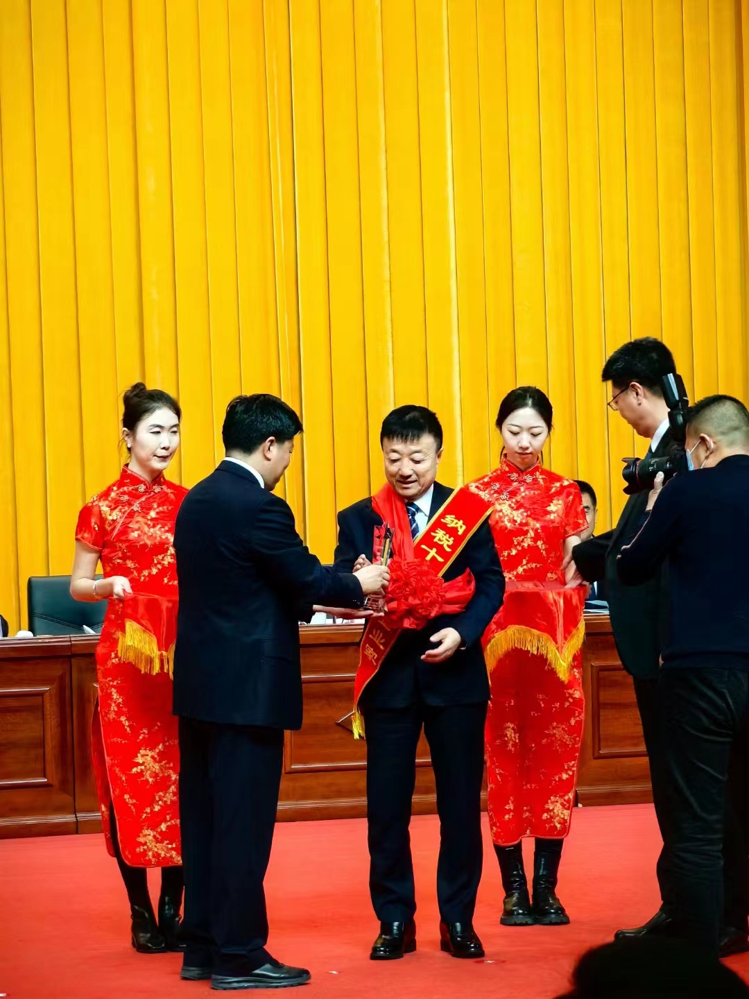 《全市民營經濟大會》暨2023年度民營企業(yè)納稅十強表彰大會在葫蘆島市文化宮隆重召開，董事長趙立君先生代表集團上臺領獎(圖3)