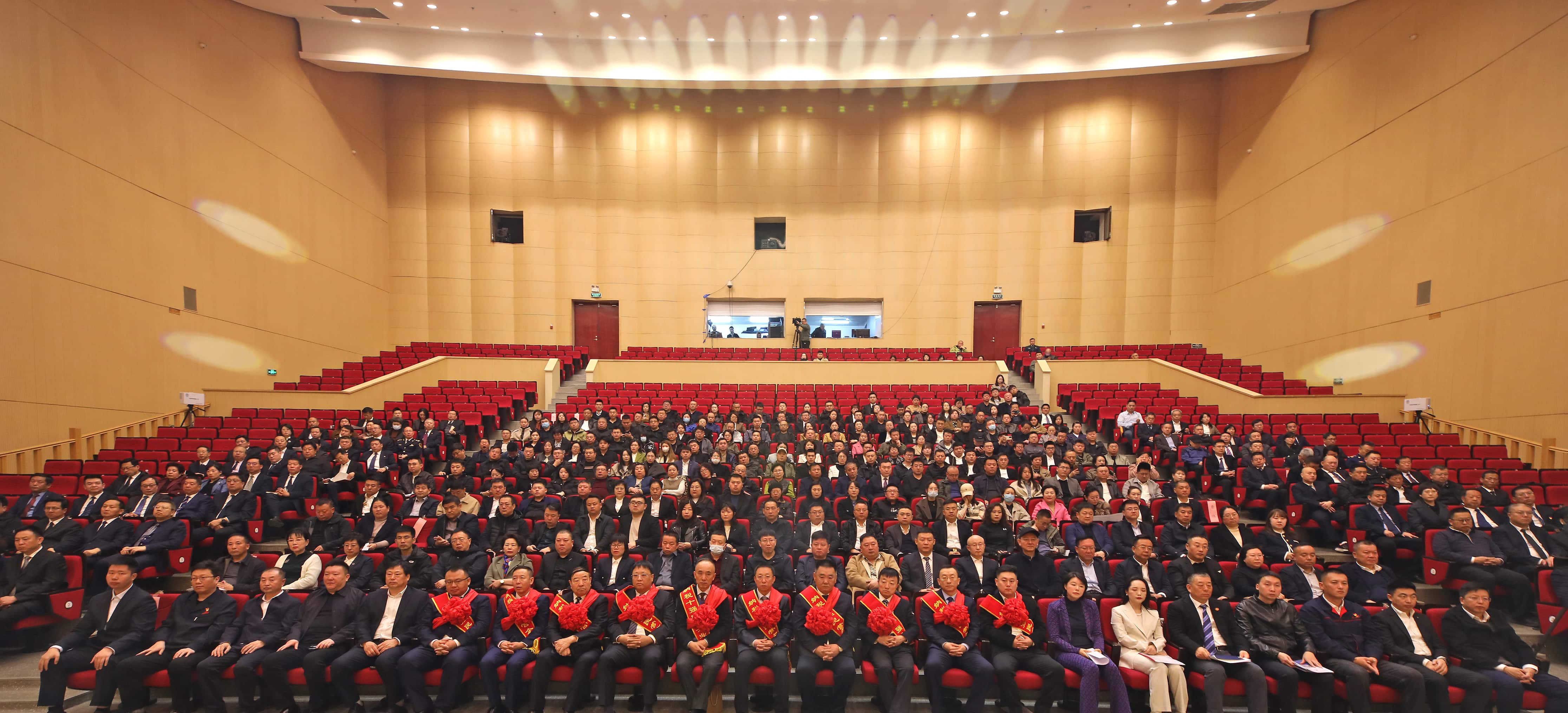 正業(yè)集團(tuán)再登納稅十強(qiáng)榜！董事長趙立君出席全市民營經(jīng)濟(jì)大會(huì)接受表彰(圖4)